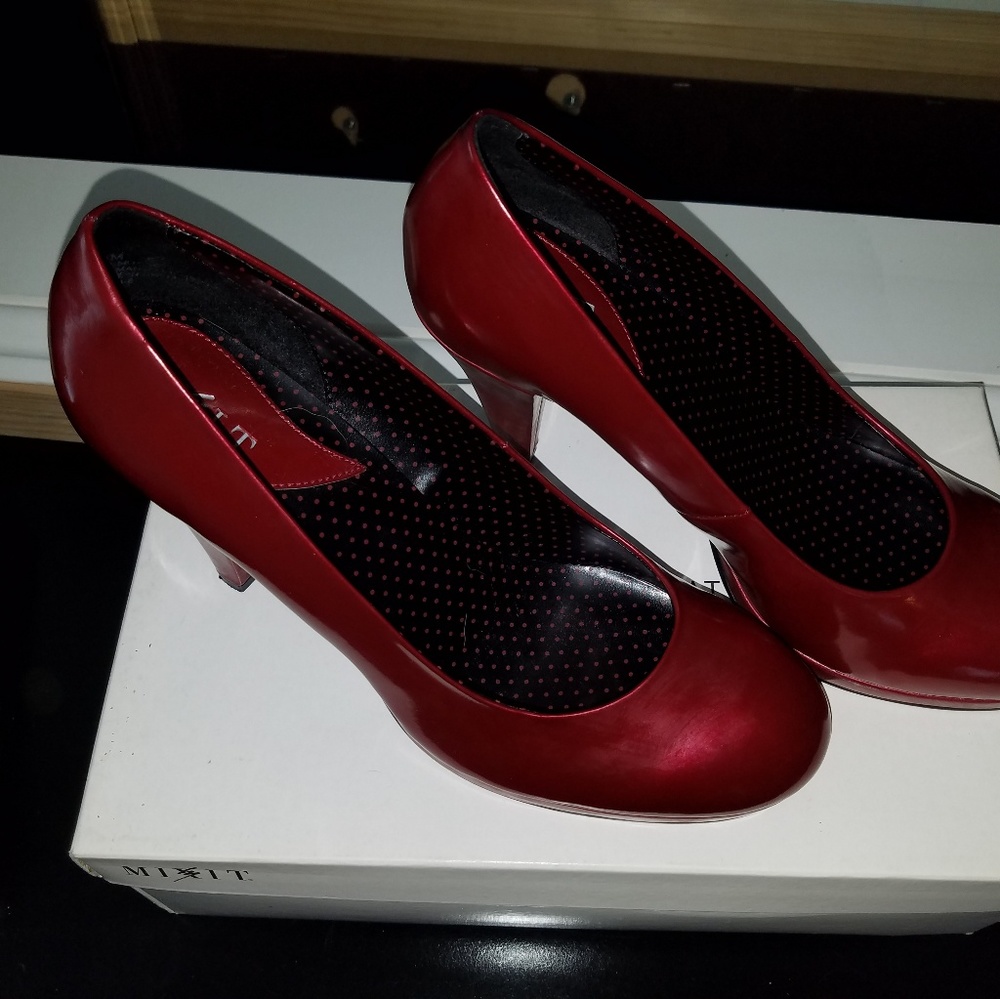 Fun red heels - Picture 2 of 3